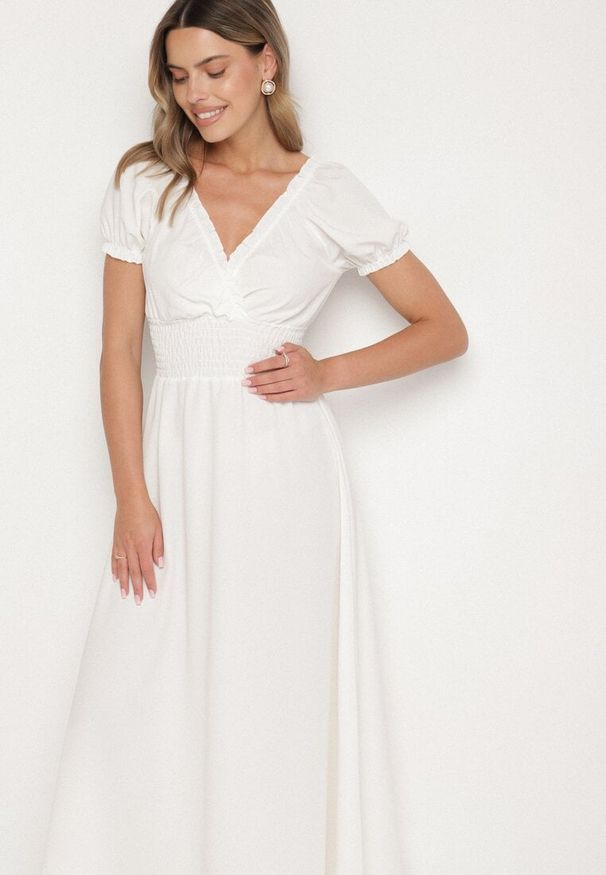 Born2be - Biała Sukienka Ozdobiona Bufkami Dolinossa. Okazja: na co dzień. Kolor: biały. Wzór: aplikacja. Sezon: lato. Styl: casual