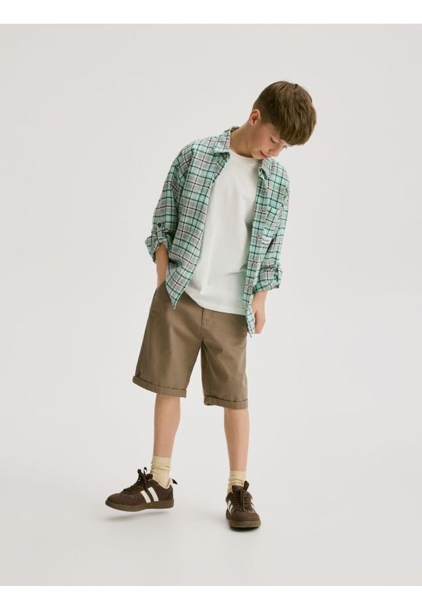 Reserved - Gładkie szorty chino - brązowy. Kolor: brązowy. Materiał: bawełna, tkanina. Wzór: gładki