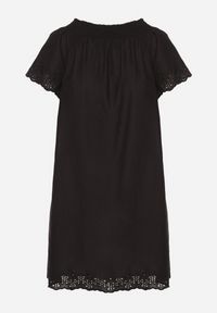 Born2be - Czarna Bawełniana Sukienka Hiszpanka z Ażurowymi Zdobieniami Filissa. Okazja: na co dzień. Typ kołnierza: dekolt hiszpanka. Kolor: czarny. Materiał: bawełna. Długość rękawa: krótki rękaw. Wzór: ażurowy, aplikacja. Typ sukienki: rozkloszowane, z odkrytymi ramionami. Styl: casual #3