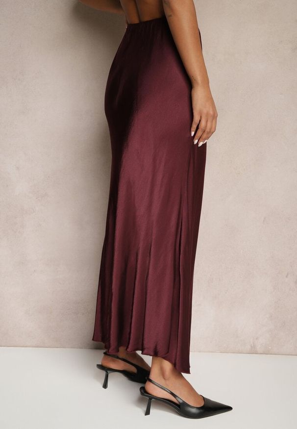 Renee - Bordowa Rozkloszowana Spódnica Satynowa z Wiskozy Rihaniel. Okazja: na co dzień. Kolor: czerwony. Materiał: wiskoza, satyna. Styl: elegancki, casual, klasyczny
