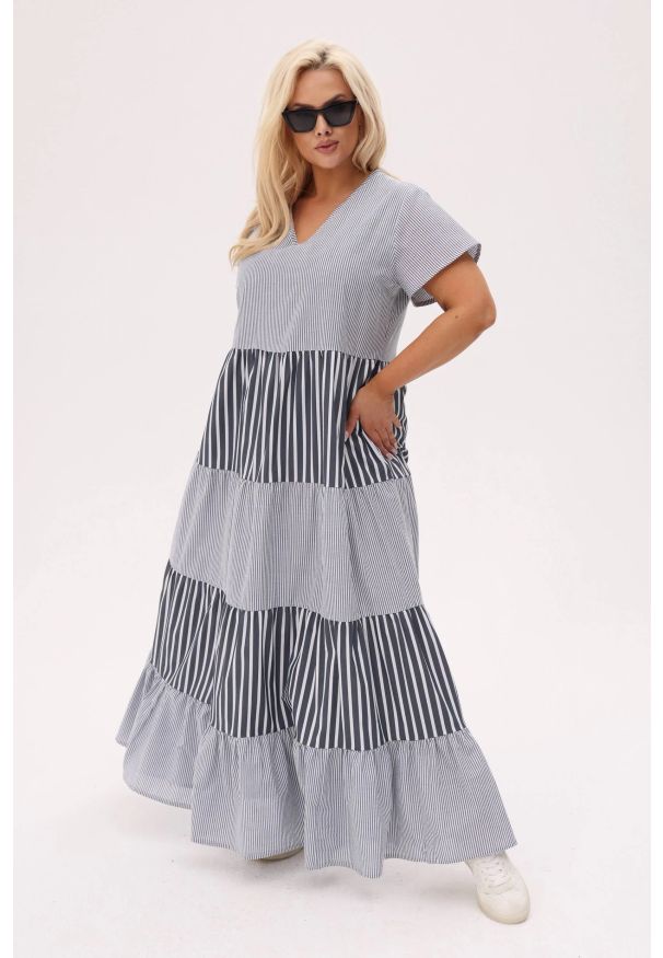 Moda Size Plus Iwanek - Sukienka w paski Moya MAXI z falbankami - lekka, wygodna i stylowa PLUS SIZE XXL OVERSIZE LATO. Typ kołnierza: kołnierz z falbankami. Kolekcja: plus size. Wzór: paski. Typ sukienki: oversize, dla puszystych. Materiał: tkanina, bawełna, jeans, materiał. Długość rękawa: krótki rękaw. Sezon: lato. Styl: elegancki. Długość: maxi