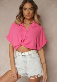 Renee - Fuksjowa Koszula o Kroju Oversize Natressa. Okazja: na co dzień, na spotkanie biznesowe. Typ kołnierza: kołnierzyk klasyczny. Kolor: różowy. Materiał: jeans. Wzór: aplikacja. Styl: biznesowy, klasyczny, casual