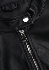 Born2be - Czarna Kurtka Ramoneska o Klasycznym Kroju ze Stójką na Nap Zeaniel. Okazja: na spacer, na co dzień. Typ kołnierza: kołnierzyk stójkowy. Kolekcja: plus size. Kolor: czarny. Materiał: poliester, skóra, jeans. Styl: klasyczny #6