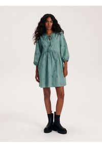 Reserved - Sukienka z ażurowym wzorem - jasnozielony. Kolor: zielony. Materiał: tkanina, bawełna. Wzór: ażurowy