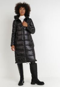 Born2be - Czarna Kurtka Simorus. Kolor: czarny. Materiał: tkanina. Długość: długie. Wzór: aplikacja #5