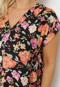 Born2be - Czarna Bluzka w Kwiaty z Dekoltem V z Wiskozą Odalisa. Okazja: na co dzień. Kolekcja: plus size. Kolor: czarny. Materiał: wiskoza. Wzór: kwiaty. Sezon: lato, wiosna. Styl: elegancki, casual #7