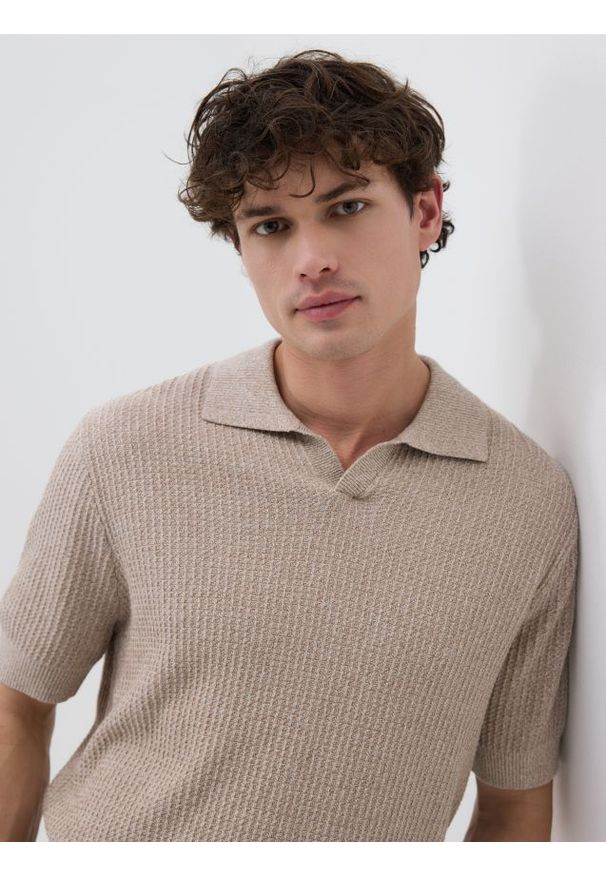 Reserved - Strukturalny sweter polo - beżowy. Typ kołnierza: polo. Kolor: beżowy. Materiał: dzianina, bawełna