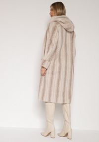 Born2be - Jasnobeżowy Płaszcz Futerko w Pionowy Wzór z Kapturem Cahroris. Typ kołnierza: kaptur. Kolor: beżowy. Materiał: futro. Styl: klasyczny, elegancki #6