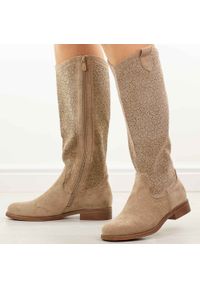 Beżowe ażurowe kozaki damskie S.Barski 8022. Okazja: na co dzień. Kolor: beżowy. Szerokość cholewki: normalna. Wzór: ażurowy. Materiał: zamsz. Sezon: wiosna, jesień. Obcas: na obcasie. Styl: casual, elegancki, klasyczny. Wysokość obcasa: niski #1