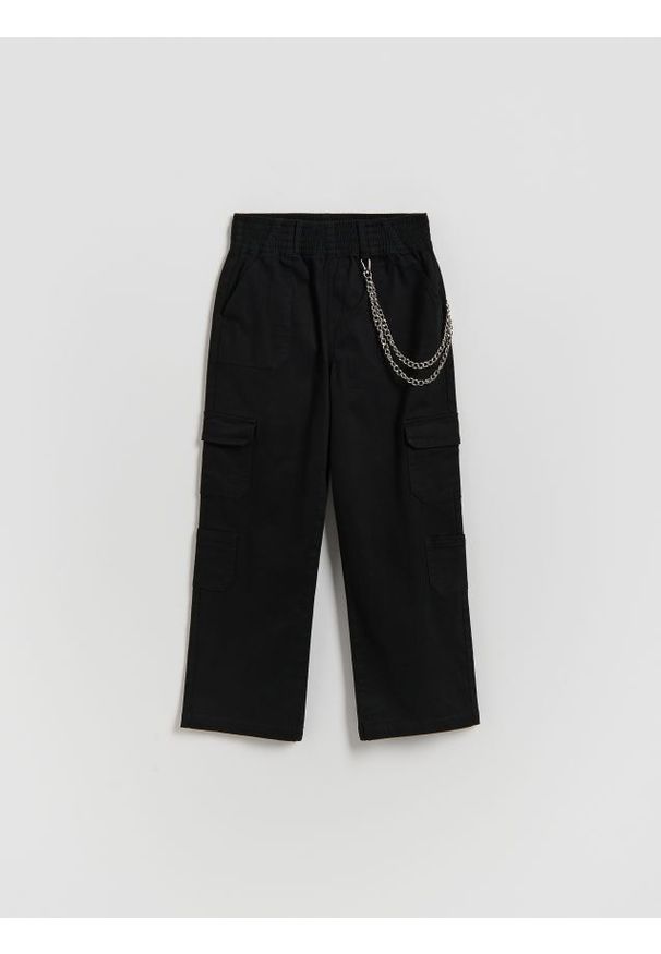 Reserved - Spodnie bojówki z łańcuszkiem - czarny. Kolor: czarny. Materiał: bawełna, tkanina
