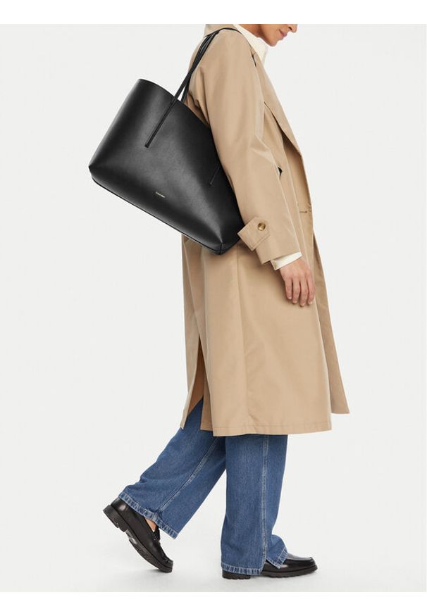 Calvin Klein Torebka Foil Logo Tote W/Pouch LV04F3274G Czarny. Kolor: czarny. Materiał: skórzane