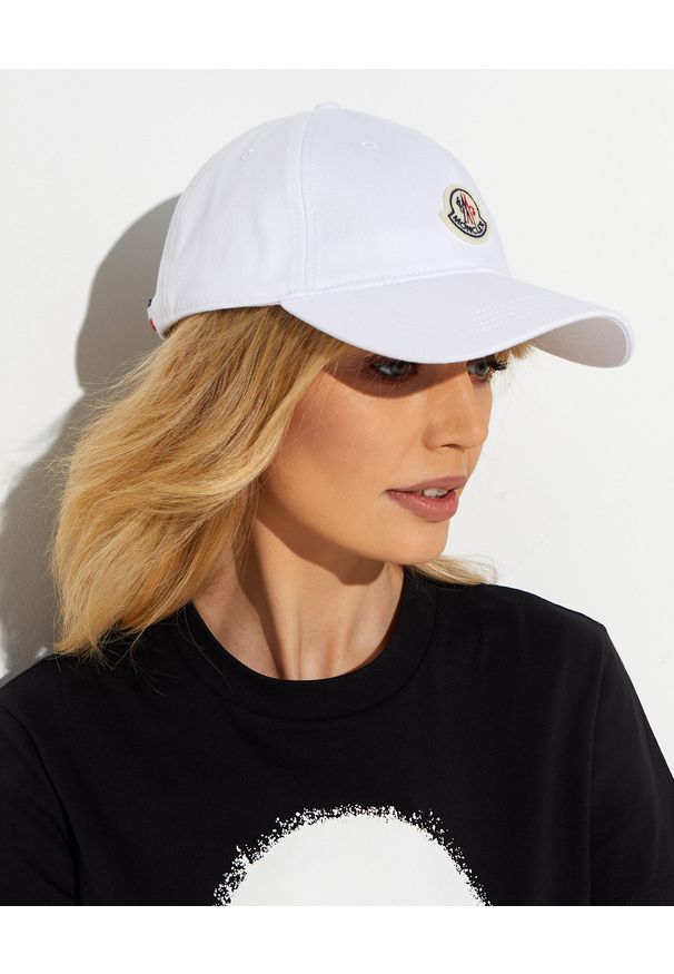 MONCLER - Biała czapka z daszkiem. Kolor: biały. Materiał: bawełna