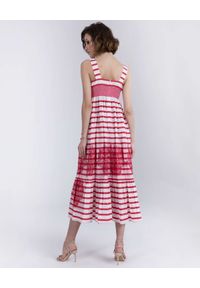 CATERINA - Zwiewna sukienka midi w paski. Kolor: czerwony. Długość rękawa: na ramiączkach. Wzór: paski. Długość: midi #4