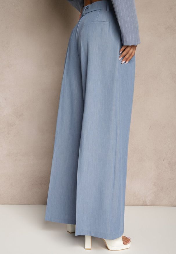 Renee - Niebieskie Garniturowe Spodnie z Wiskozą o Szerokim Kroju z Zakładkami Galaniel. Okazja: do pracy, na co dzień, na spotkanie biznesowe. Kolor: niebieski. Materiał: wiskoza. Styl: casual, klasyczny, biznesowy