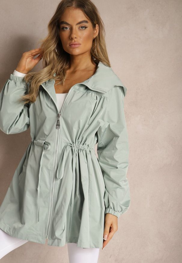 Renee - Jasnozielona Kurtka w Stylu Parki Wiązana w Pasie Nevithia. Okazja: na co dzień. Kolor: zielony. Materiał: jeans, skóra. Styl: elegancki, casual