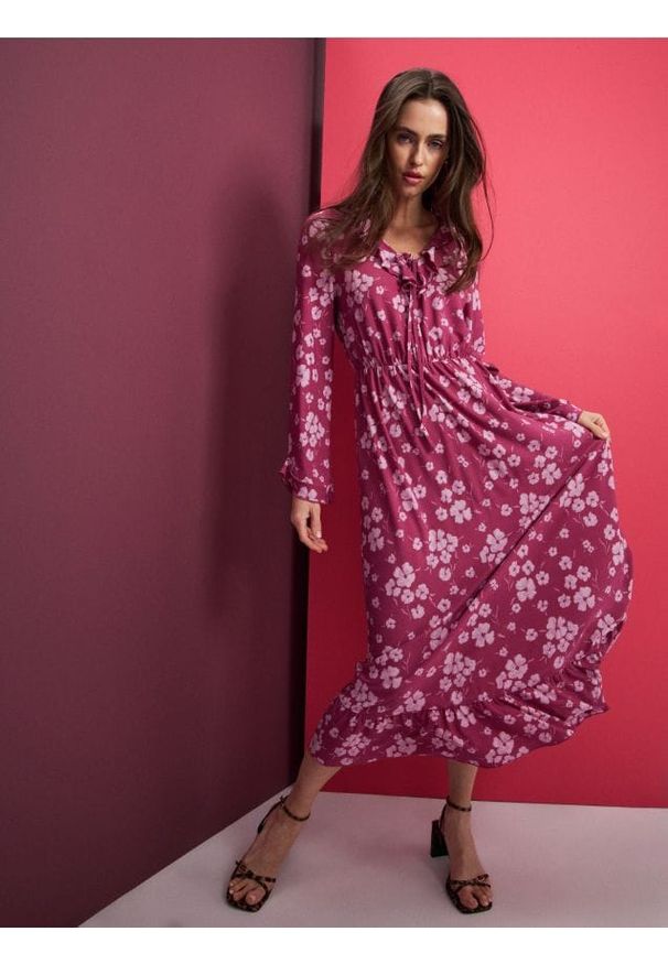 Sinsay - Sukienka midi z falbanami i wiązaniem przy dekolcie - wielobarwny. Długość: midi