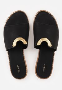 Born2be - Czarne Klapki VICES z Biżuteryjnym Detalem w Kształcie Łuku Himemelle. Okazja: na co dzień, do pracy. Kolor: czarny. Materiał: jeans, len, koronka. Wzór: aplikacja. Styl: casual, klasyczny, elegancki #9