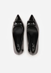 Born2be - Czarne Lakierowane Czółenka na Szpilce z Ozdobą Aroanoire. Okazja: na co dzień, do pracy. Kolor: czarny. Materiał: lakier. Wzór: aplikacja. Obcas: na szpilce. Styl: klasyczny, casual, elegancki #9