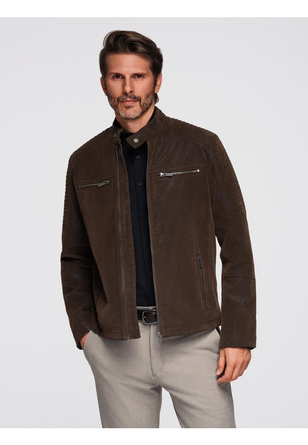 Ombre Clothing - Męska stylowa kurtka biker z eco skóry ze stójką - ciemnobrązowa V1. Typ kołnierza: kołnierzyk stójkowy. Kolor: brązowy. Materiał: skóra. Styl: elegancki