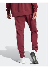 Adidas - adidas Spodnie dresowe Essentials IS1366 Czerwony Regular Fit. Kolor: czerwony. Materiał: bawełna