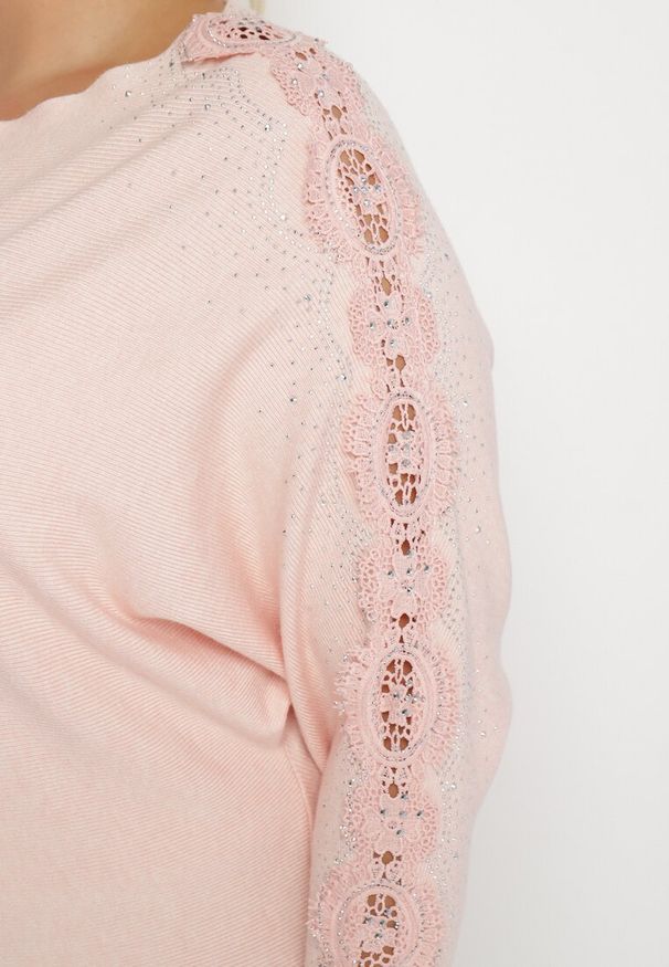 Born2be - Jasnoróżowa Bluzka z Bawełną i Wiskozą z Rękawami Typu Nietoperz Ozdobiona Cyrkoniami Jovilena. Okazja: na spotkanie biznesowe, na co dzień. Kolor: różowy. Materiał: wiskoza, bawełna. Długość: długie. Wzór: aplikacja. Styl: casual, biznesowy