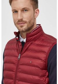 TOMMY HILFIGER - Tommy Hilfiger bezrękawnik męski kolor bordowy przejściowy. Kolor: czerwony. Materiał: poliester, materiał. Długość rękawa: bez rękawów #2
