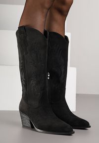 Born2be - Czarne Kozaki Kowbojki na Stożkowym Obcasie z Haftowaną Cholewką Nallissea. Okazja: na co dzień. Kolor: czarny. Materiał: skóra, jeans. Szerokość cholewki: normalna. Wzór: haft. Obcas: na obcasie. Styl: casual. Wysokość obcasa: średni #6