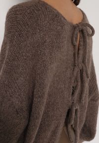 Born2be - Jasnobrązowy Kardigan Oversize z Wełną Zdobiony Kokardkami Eleathalie. Okazja: na co dzień. Typ kołnierza: kokarda. Kolor: brązowy. Materiał: wełna. Wzór: aplikacja. Styl: casual, elegancki #5