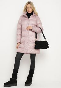 Born2be - Różowa Pikowana Kurtka o Długim Kroju z Kapturem Kieszeniami i Dwustronnym Suwakiem Sanarose. Okazja: na spacer, na co dzień. Typ kołnierza: kaptur. Kolor: różowy. Materiał: dzianina, jeans. Długość: długie. Wzór: aplikacja. Styl: casual, elegancki #7