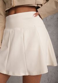 Renee - Białe Tenisowe Spódnico-Spodenki z Elastycznego Materiału Natennia. Okazja: na co dzień. Kolor: biały. Materiał: materiał. Styl: casual, sportowy #3