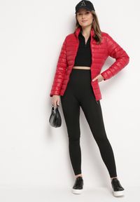 Born2be - Czerwona Kurtka Pikowana na Sezon Przejściowy Verlisa. Okazja: na co dzień. Typ kołnierza: bez kaptura. Kolor: czerwony. Styl: casual #7