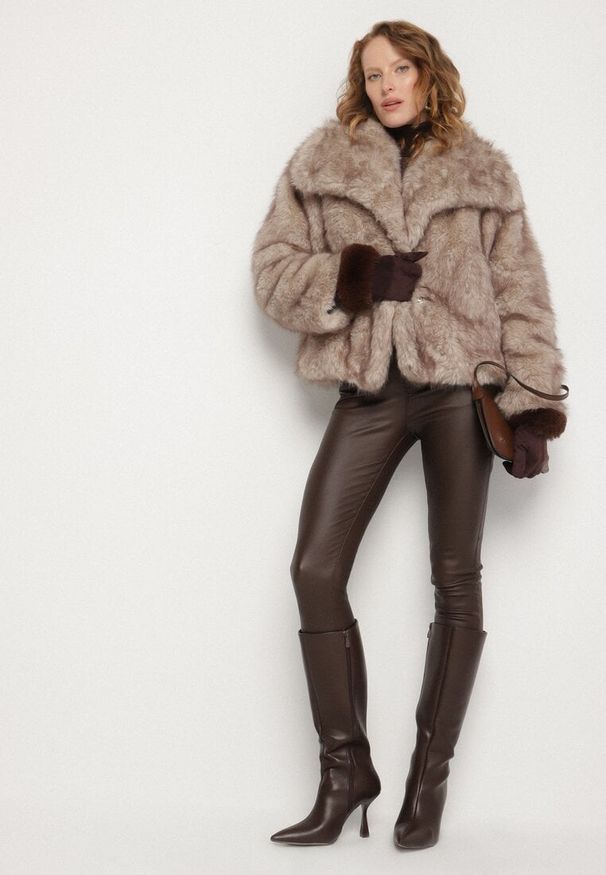 Born2be - Beżowa Kurtka Futerko o Dwurzędowym Kroju z Szerokim Kołnierzem Fesammea. Okazja: na co dzień. Kolor: beżowy. Materiał: futro. Styl: casual, klasyczny