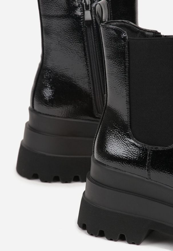 Born2be - Czarne Lakierowane Botki Typu Sztyblety na Grubej Podeszwie Tevalma. Okazja: na co dzień. Kolor: czarny. Materiał: lakier. Styl: casual, elegancki