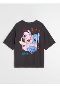 Sinsay - Bawełniana koszulka z krótkim rękawem Lilo & Stitch - szary. Kolor: szary. Materiał: bawełna. Długość rękawa: krótki rękaw. Długość: krótkie #1