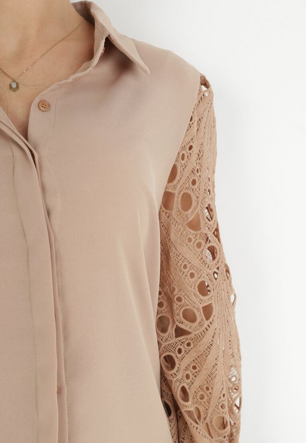 Born2be - Beżowa Koszula z Koronkowymi Rękawami Laeneis. Typ kołnierza: kołnierzyk klasyczny. Kolor: beżowy. Materiał: koronka. Wzór: ażurowy, gładki, koronka. Styl: elegancki, klasyczny