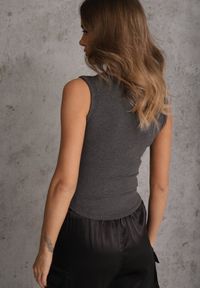 Renee - Szary Wiskozowy Top Dopasowany z Kwadratowym Dekoltem Bez Rękawów Bilincja. Okazja: na co dzień. Typ kołnierza: dekolt kwadratowy. Kolor: szary. Materiał: wiskoza. Długość rękawa: bez rękawów. Styl: casual #7