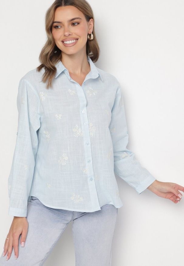 Born2be - Niebieska Bawełniana Koszula z Regulowanymi Rękawami Domira. Okazja: na co dzień. Typ kołnierza: kołnierzyk klasyczny, dekolt w kształcie V. Kolor: niebieski. Materiał: bawełna. Styl: casual, klasyczny, elegancki