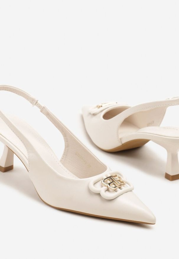 Renee - Beżowe Sandały Vices na Kaczuszce Typu Slingback Ozdobione Metaliczną Aplikacją Lilarunea. Okazja: na co dzień. Kolor: beżowy. Materiał: jeans. Wzór: aplikacja. Sezon: lato. Obcas: na szpilce. Styl: elegancki, casual