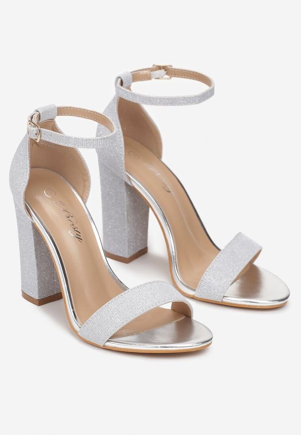 Born2be - Srebrne Sandały na Wysokim Słupku Ozdobione Brokatem Janeta. Kolor: srebrny. Wzór: aplikacja. Obcas: na słupku. Styl: wizytowy. Wysokość obcasa: średni
