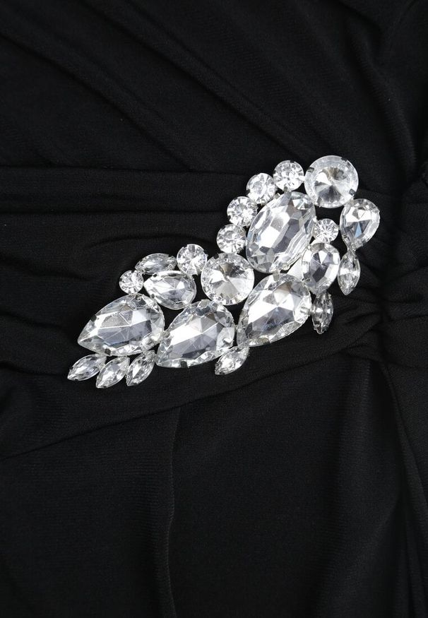 Renee - Czarna Wieczorowa Sukienka Marszczona z Wszytym Szalem i Biżuteryjną Broszką Cezalia. Okazja: na studniówkę, na ślub cywilny, na wesele. Kolor: czarny. Typ sukienki: proste. Styl: wizytowy