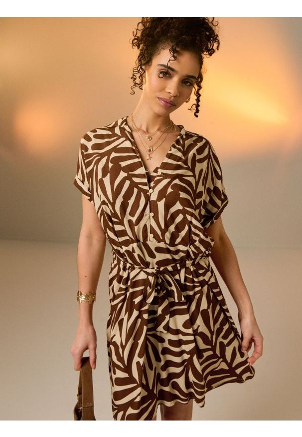 Sinsay - Wiskozowa sukienka mini z materiałowym paskiem - brązowy. Kolor: brązowy. Materiał: materiał, wiskoza. Długość: mini