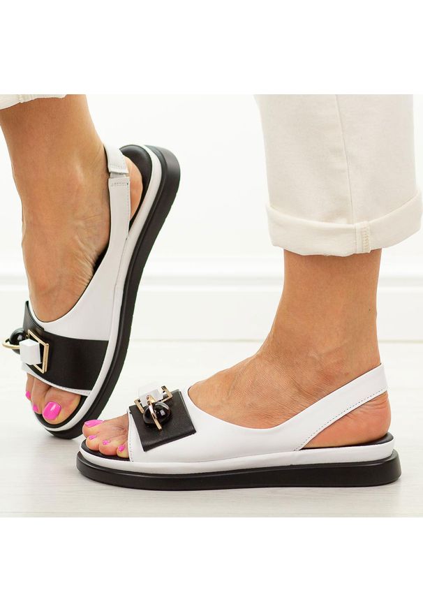 Białe skórzane sandały damskie Cambell 13307. Okazja: na co dzień, na spacer. Kolor: biały. Materiał: skóra. Wzór: geometria, aplikacja. Sezon: wiosna, lato. Styl: casual, klasyczny, elegancki