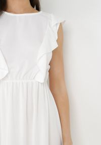 Born2be - Biała Sukienka Klymamia. Kolor: biały. Materiał: tkanina. Długość rękawa: bez rękawów. Wzór: gładki, jednolity. Styl: elegancki. Długość: midi #6