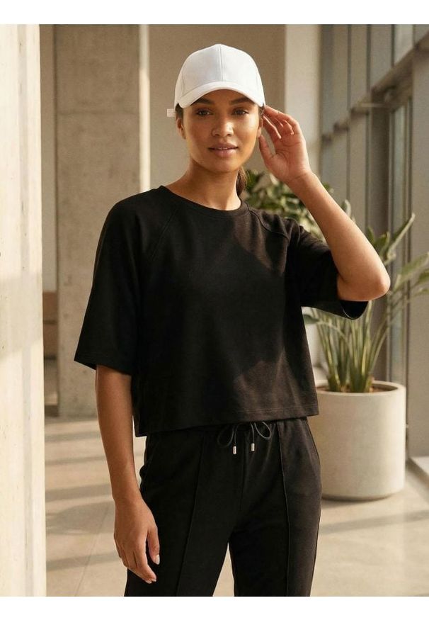 Sinsay - Bluza comfort z krótkim rękawem z dodatkiem wiskozy - czarny. Kolor: czarny. Materiał: wiskoza. Długość rękawa: krótki rękaw. Długość: krótkie