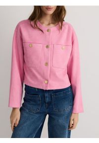 Reserved - Krótka kurtka z imitacji zamszu - fuksja. Kolor: różowy. Materiał: zamsz. Długość: krótkie