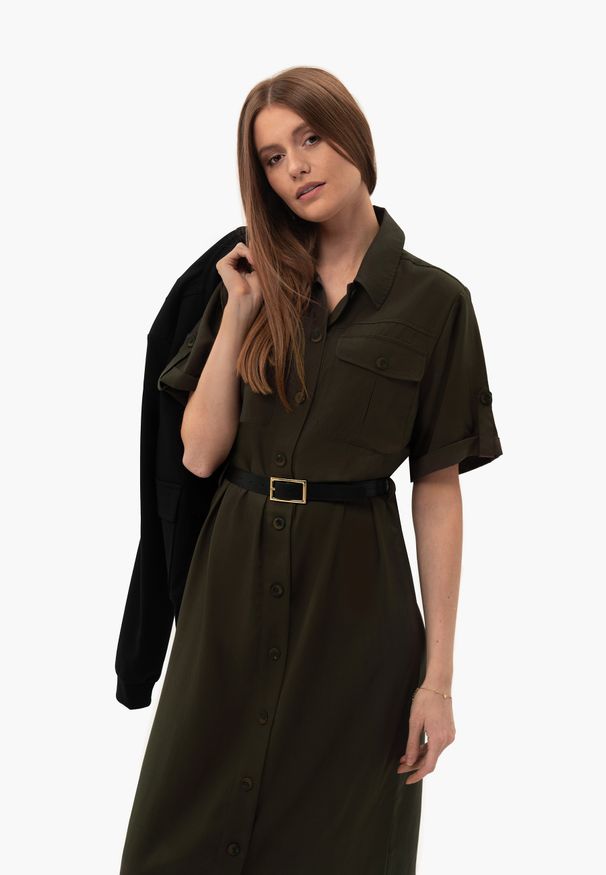 Volcano - Sukienka koszulowa safari G-HANA. Okazja: na co dzień. Typ kołnierza: kolnierz wykładany. Kolor: brązowy. Materiał: materiał, lyocell. Długość rękawa: krótki rękaw. Sezon: wiosna, lato. Typ sukienki: koszulowe. Styl: klasyczny, casual, elegancki