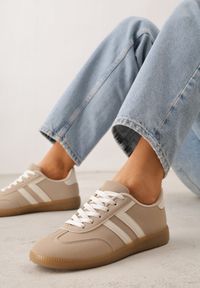 Born2be - Beżowe Sneakersy w Stylu Kultowych Tenisówek Genenor. Okazja: na spacer. Kolor: beżowy. Materiał: jeans, dresówka. Sport: turystyka piesza #1