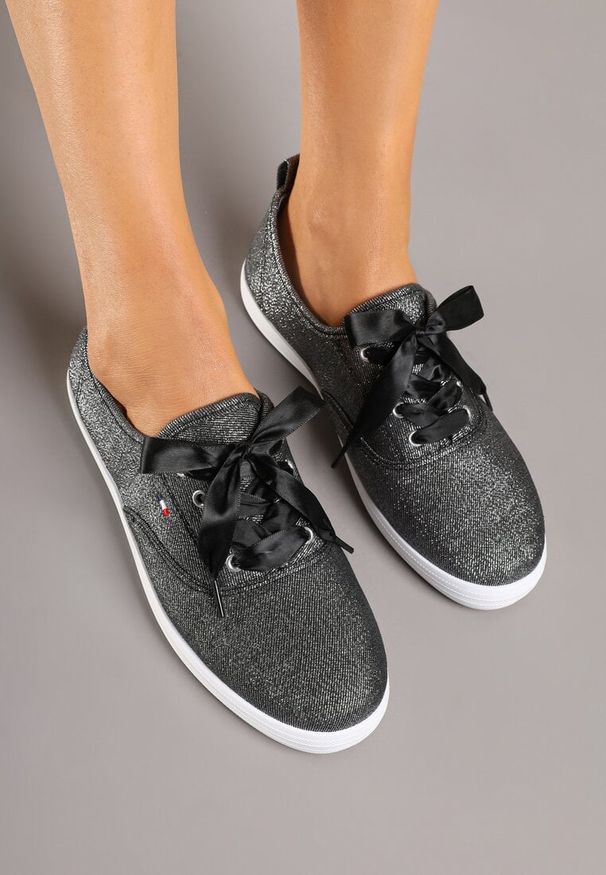 Born2be - Czarne Tenisówki z Brokatem ze Sznurówkami Typu Wstążka Paldora. Okazja: na co dzień. Zapięcie: sznurówki. Kolor: czarny. Materiał: skóra, jeans. Wzór: aplikacja. Styl: wizytowy, casual, elegancki