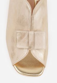 Born2be - Złote Skórzane Sandały na Słupku Zdobione Metalicznym Połyskiem i Kokardą Carilsyss. Okazja: do pracy, na co dzień, na spotkanie biznesowe. Kolor: złoty. Materiał: skóra. Wzór: aplikacja. Obcas: na słupku. Styl: elegancki, biznesowy, casual. Wysokość obcasa: średni #7