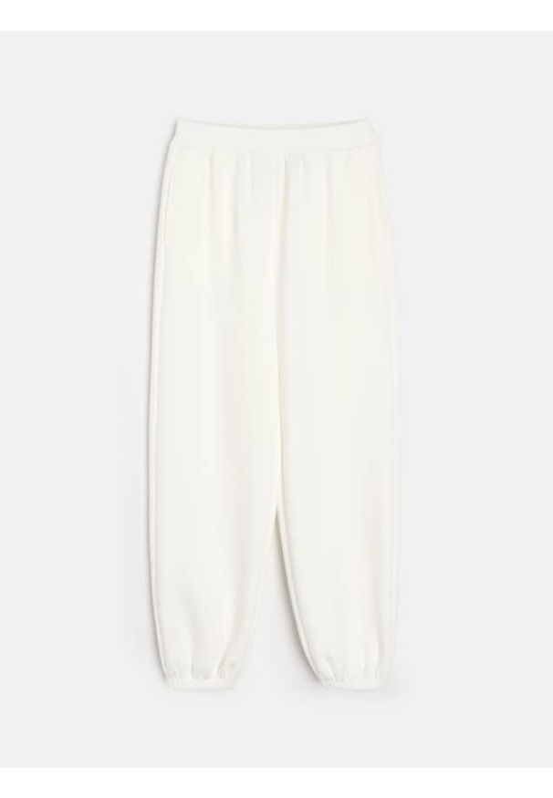 Sinsay - Spodnie dresowe jogger scuba z domieszką wiskozy - kremowy. Kolor: kremowy. Materiał: wiskoza, dresówka